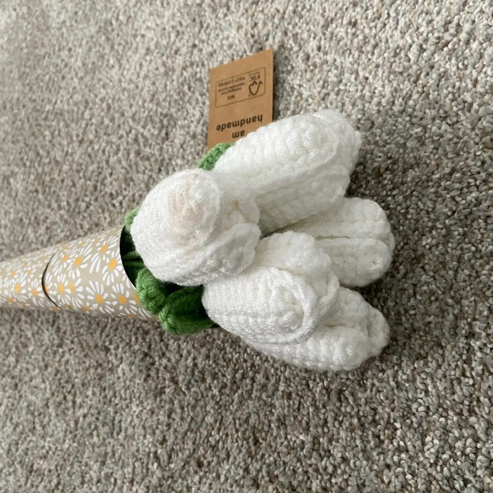 Knit White Tulips NWT